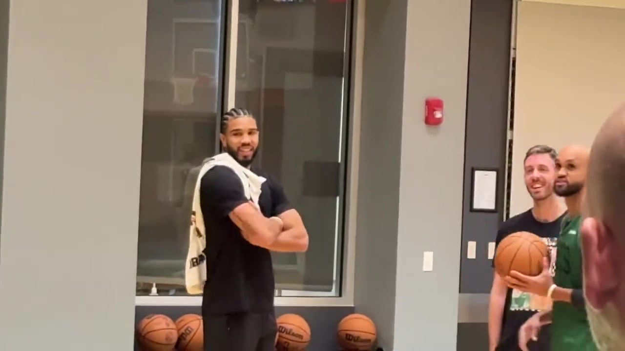 跟腱撕裂的塔图姆天天跟着队友一起训练手很痒啊